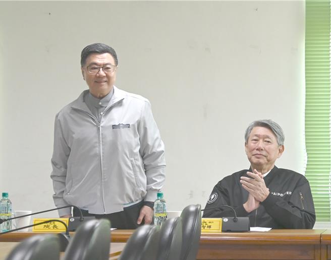 为感谢兴达电厂岁修人员的辛劳，行政院长卓荣泰（左）27日至兴达电厂视察。（林瑞益摄）