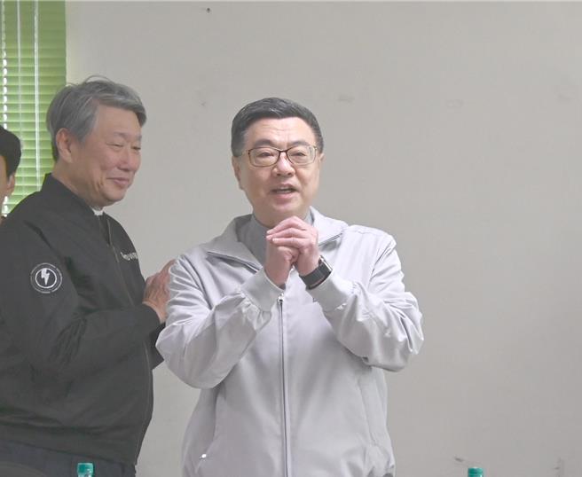 农历新年将至，行政院长卓荣泰（右）27日到兴达电厂视察，他祝贺大家新年快乐。（林瑞益摄）