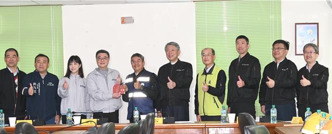 行政院长卓荣泰（左四）27日到兴达电厂视察，他和与会人士合影。（林瑞益摄）