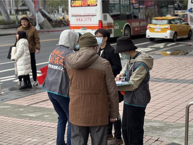 立法委员叶元之近日被民眾发起连署罢免活动，罢免团体「板桥大删元」今（27）日在板桥捷运2号出口站设摊再拚连署份数。（柯毓庭摄）