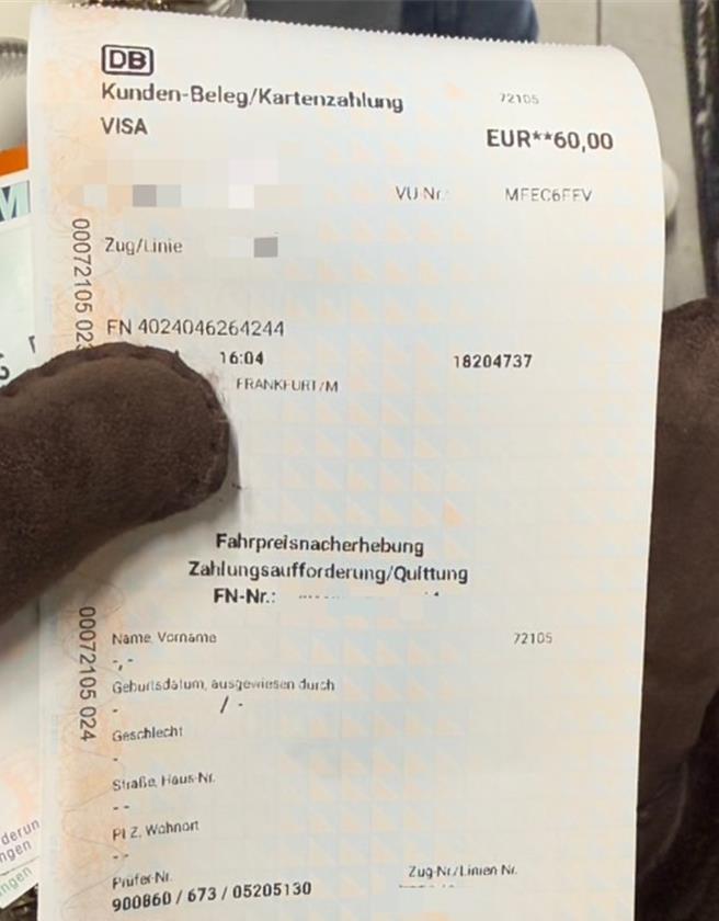 禹菡秀出台币2000元的罚单。（乐天桃猿提供）