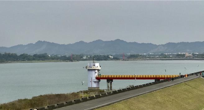 近日传出在高雄燕巢阿公店水库（见图）附近路段发生危险驾驶的行为，冈山警方已经展开调查。（本报资料照片）