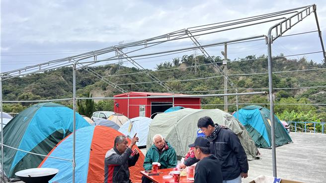 台南市楠西区许多灾民在屋外或庙宇空地搭帐篷避难，与亲友、邻居聚在一起吃饭苦中作乐。（张毓翎摄）
