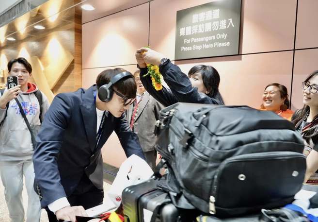 中华队夺金后返台，民进党立委伍丽华为选手戴上花环引发批评。（图取自伍丽华脸书）