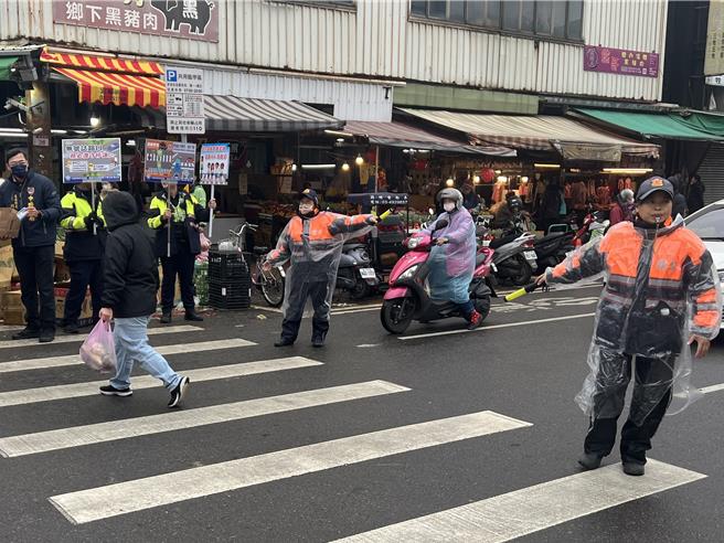 小年夜傳統市場湧人潮，中壢警方疏導交通宣導替代道路印在面紙上發送宣傳。(中壢警分局提供／呂筱蟬桃園傳真)