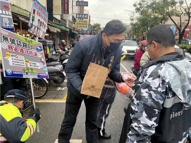 小年夜傳統市場湧人潮，中壢警方疏導交通宣導替代道路印在面紙上發送宣傳。(中壢警分局提供／呂筱蟬桃園傳真)