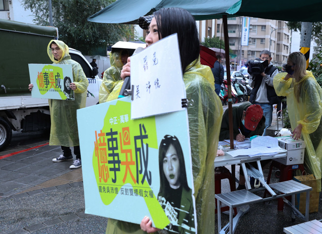 「忆事吴成」召集人刘思吟26日在台北市双和市场举行罢免吴沛忆意向书签署活动。（资料照／陈俊吉摄）