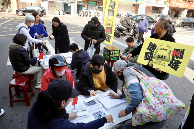 图为罢免绿委吴思瑶意向书签署活动，活动一开始10分钟即立刻有60位选民站出来，签署意向书。（资料照／邓博仁摄）