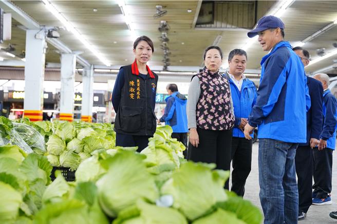 花莲县长徐榛蔚（前中）今天上午到花莲市果菜市场视察蔬果供应情形。（花莲县政府提供／罗亦晽花莲传真）