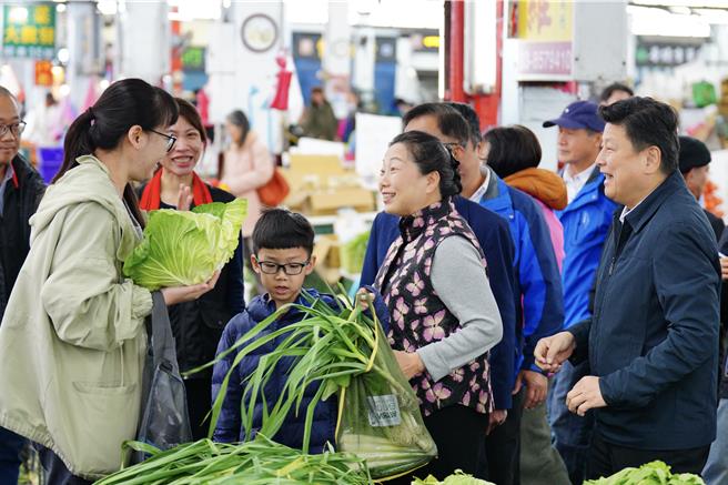 花莲县长徐榛蔚（前中）与立法院国民党团总召傅昆萁（前右），今天上午到花莲市果菜市场视察蔬果供应情形，并向摊商送上新春祝福。（花莲县政府提供／罗亦晽花莲传真）