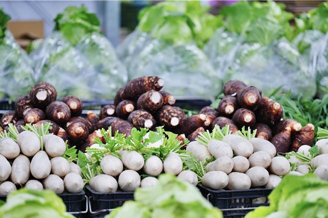 花莲县府农业处统计，春节前3天县内蔬果货量充足，菜价较去年同期微幅下跌、水果则上涨17％。（花莲县政府提供／罗亦晽花莲传真）
