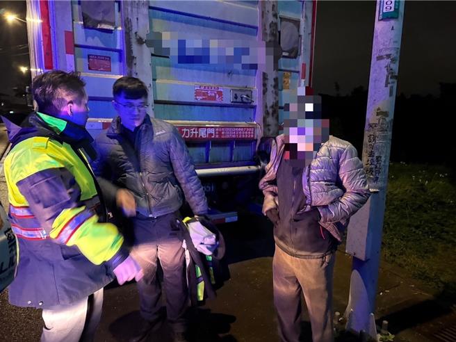 老翁散步走12小時迷途，楊梅警方調監視器順利找到人。(楊梅警分局提供／呂筱蟬桃園傳真)