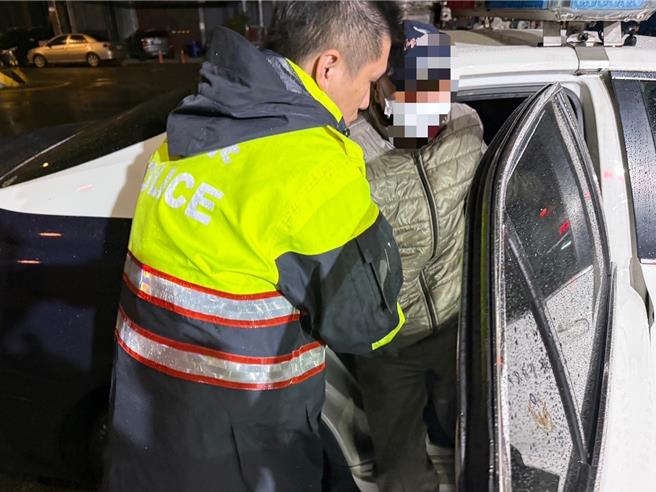 老翁散步走12小時迷途，楊梅警方調監視器順利找到人。(楊梅警分局提供／呂筱蟬桃園傳真)