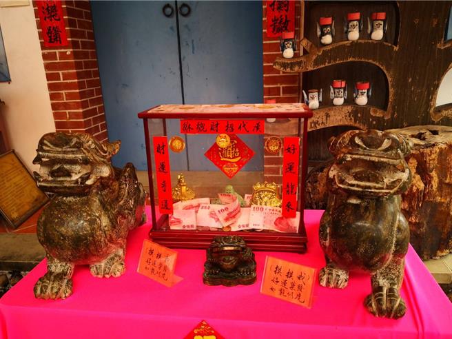 摸一摸清水岩寺中供奉的貔貅可带来财运。（叶静美摄）