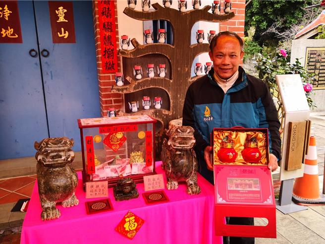 清水岩寺授权酒厂生产开运招财貔貅纪念酒。（叶静美摄）