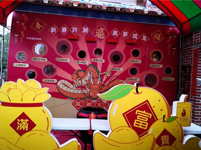 清水岩寺许愿墙为许愿增添趣味性。（叶静美摄）