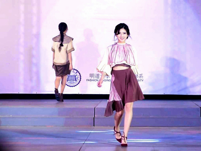 赵露思担任过系上模特儿。（图／明道大学提供）