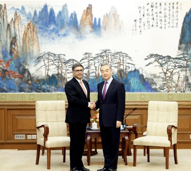 中国外交部长王毅今天（27日）在北京会见印度外交秘书唐勇胜。（中国外交部官网）