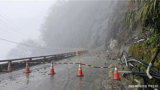南橫公路搶修作業受天候不佳及落石影響喊停，公路局關山工務段暫定於28日中午12時搶通並恢復通車。（公路局南區養護工程分局提供／蕭嘉蕙台東傳真）