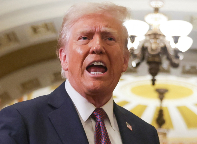 美国总统川普挑了南美亲密盟友哥伦比亚，作为威胁下重手加徵关税，好杀鸡儆猴的对象。（路透）