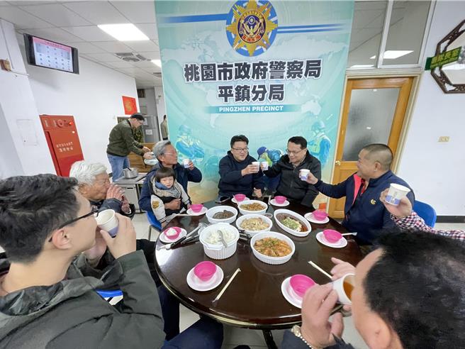桃市議員楊家俍帶年菜赴平鎮警分局與員警圍爐。(平鎮警分局提供／呂筱蟬桃園傳真)
