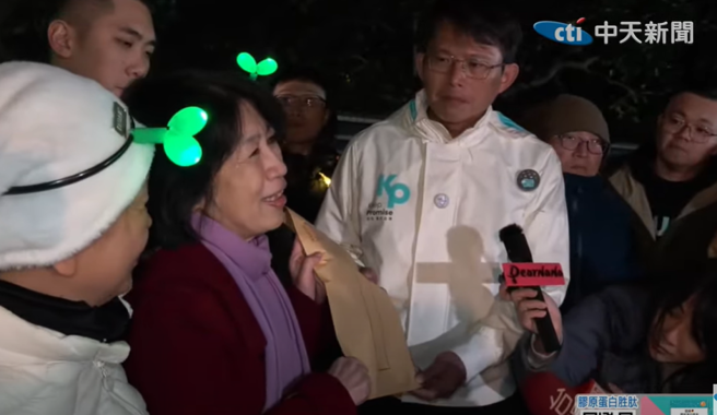 陈佩琪医师（中）、黄国昌（右）。（取自中天）