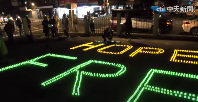 民眾党支持者27日小年夜在台北看守所外，陪柯文哲围炉，并且排字表达支持。（取自中天）