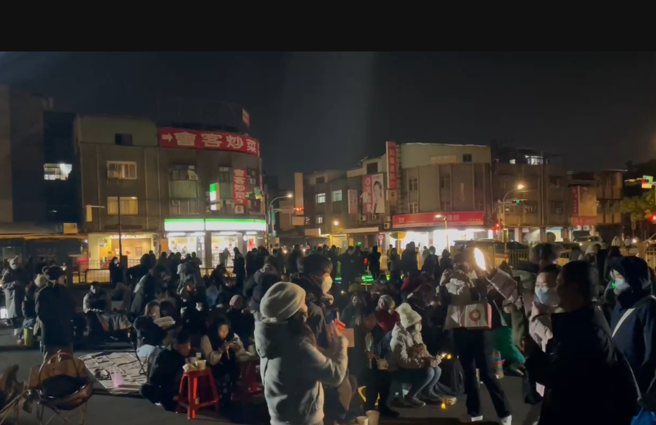 民眾党支持者27日小年夜在台北看守所外陪柯文哲围炉，表达支持之意。（民眾提供）