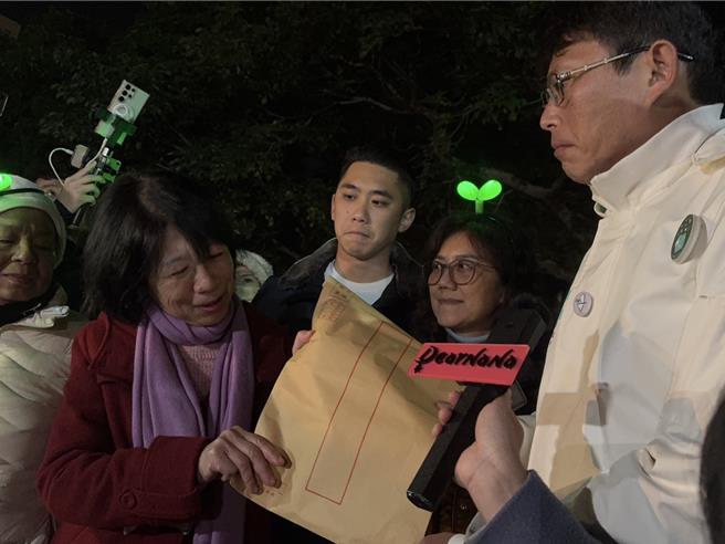 陈佩琪带着柯文哲这段时间以来写下对于民眾党未来期许发展建议的重要资料给代理主席黄国昌，象徵把民眾党将来发展期许交给黄国昌，含泪表示「希望你好好带领民眾党」。（柯毓庭摄）