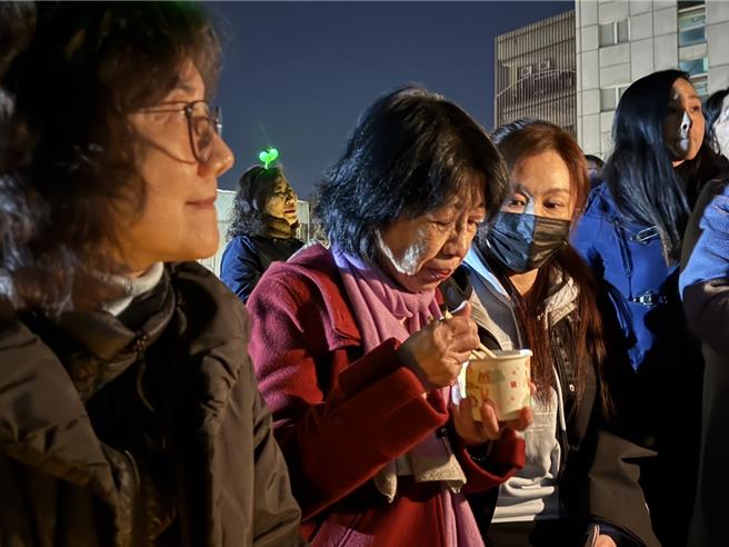 陈佩琪在柯文哲胞妹柯美兰陪同下边享用小草准备的餐点，边与小草聊柯文哲的状况。（柯毓庭摄）