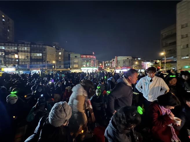 台湾民眾党支持者「小草」今（27）日晚间自发性在台北看守所外举办「北所小围炉」。（柯毓庭摄）