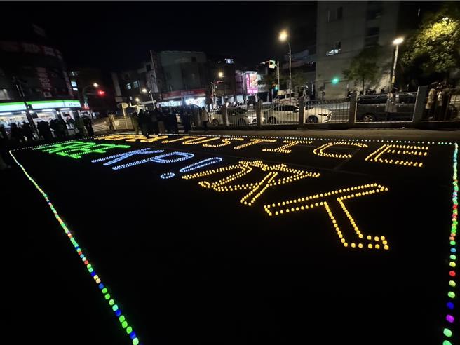 台湾民眾党支持者「小草」今（27）日晚间自发性在台北看守所外举办「北所小围炉」，不少民眾党支持者自发性到场静坐陪伴柯文哲。（柯毓庭摄）