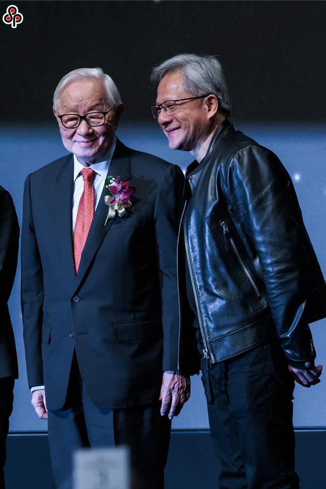 台积电创办人张忠谋（左）在获颁第1届李国鼎奖时，辉达创办人黄仁勋（右）特别到场支持，显见2人交情深厚。（图／报系资料照）