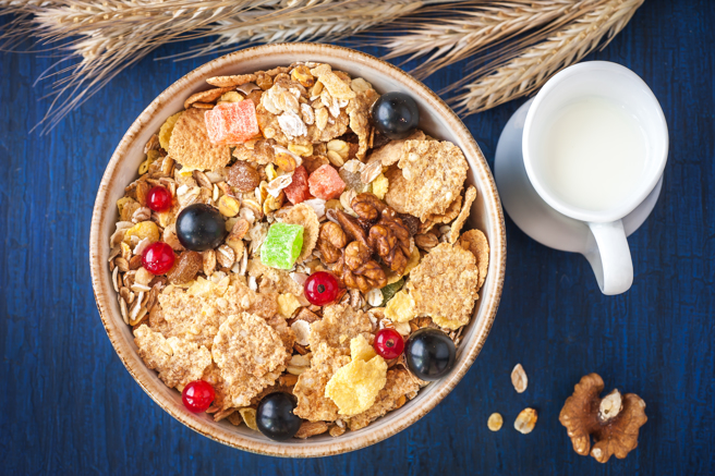 麦片混合水果与坚果，健康效果更佳。（示意图：shutterstock／达志）