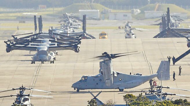 美国MV-22战机在冲绳美军基地起飞。（美联社）