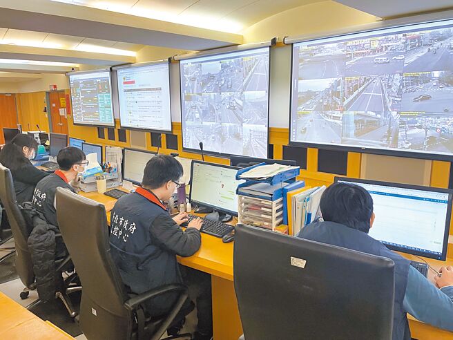 维护新北市境内交通顺畅及用路人行车安全，新北市交通局交控中心、交通号志维修小组春节连假期间24小时全天候不打烊。（新北市交通局提供／高钧麟新北传真）