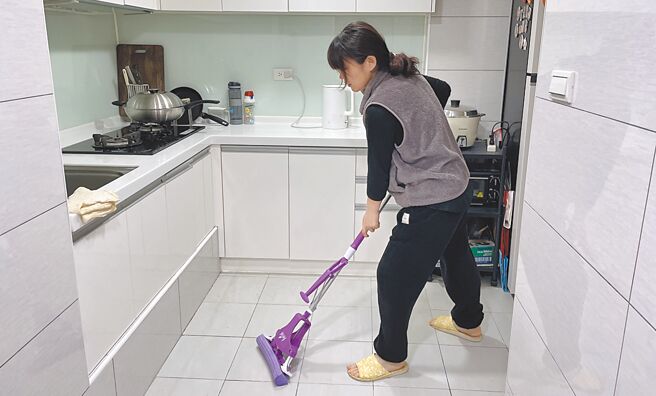 过年大扫除小心累积成酸痛压力源，医师表示，使用扫把和拖把时，应尽量从肩关节往手肘和手掌处发力，不要只靠手腕出力。（郑郁蓁摄）
