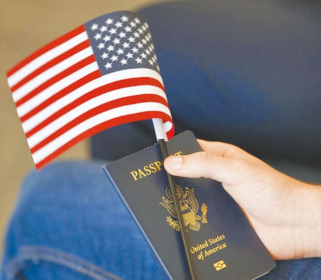 美国总统川普20日上任即签署行政命令，下令限制政府承认跨性别身分。美国国务院日前表示，美国已停止签发带有性别中立「X」选项的护照。（美联社）