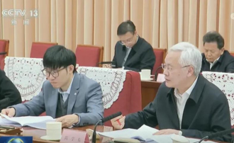 DeepSeek震撼美國AI科技圈 神秘老闆梁文鋒新聞聯播低調亮相