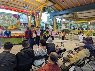 中正一警方春節前往年貨街  宣導防詐及交通安全