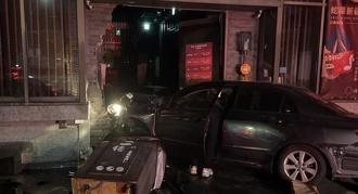 影片》直撞火鍋店畫面曝光 酒駕男與友人雙雙掛彩