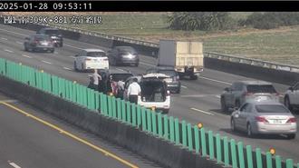 除夕返乡车潮现！下午3大路段易壅塞 低温开车要注意