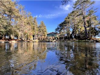 福寿山美翻了！天池结冰 湖面与蓝天相映美景曝光