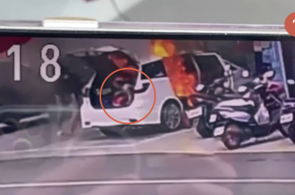惊悚火烧车！4岁男童拍窗求救 「头髮着火」爬后车厢逃命