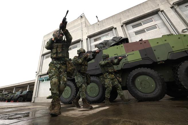  关指部联兵1营战备部队官兵进行搜索演练，维护营区安全。
（记者黄迪明摄） 