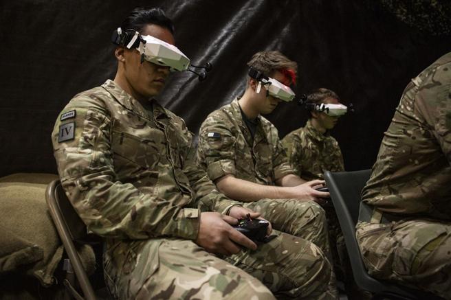 英军官兵屏气凝神操作FPV无人机，展现个人操作技能。（取自英国国防部网站）