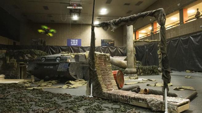 无人机操作员必须在狭窄建筑内搜集目标情资，帮助友军遂行作战任务。（取自英国陆军网站）