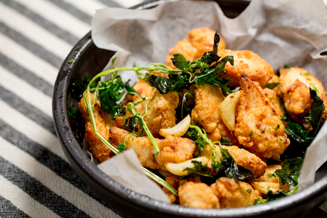 一名網友透露，他家附近的鹽酥雞店是「夾多少炸多少」，引起討論。（示意圖：shutterstock／達志）