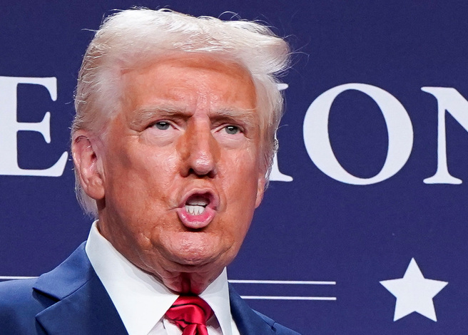 美国总统川普27日在佛州迈阿密向共和党籍眾议员发表谈话的神情。（路透）