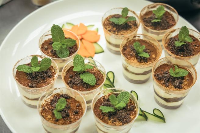 海军队伍发挥巧思，运用野战口粮能量棒制作提拉米苏。（记者陈怡璇摄）